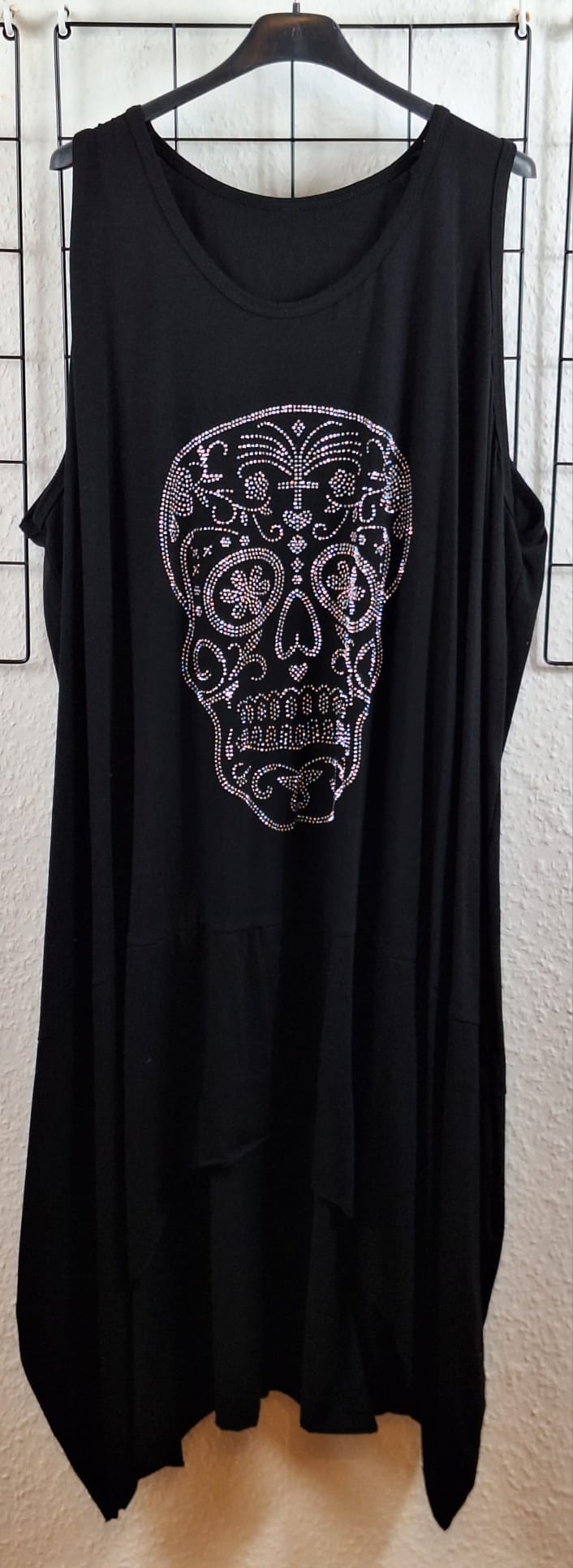 Schwarzes Trägerkleid mit Strass-Totenkopf – stylisches Damenkleid aus Viskose, edel und lässig zugleich, mit funkelndem Skull-Print als Highlight