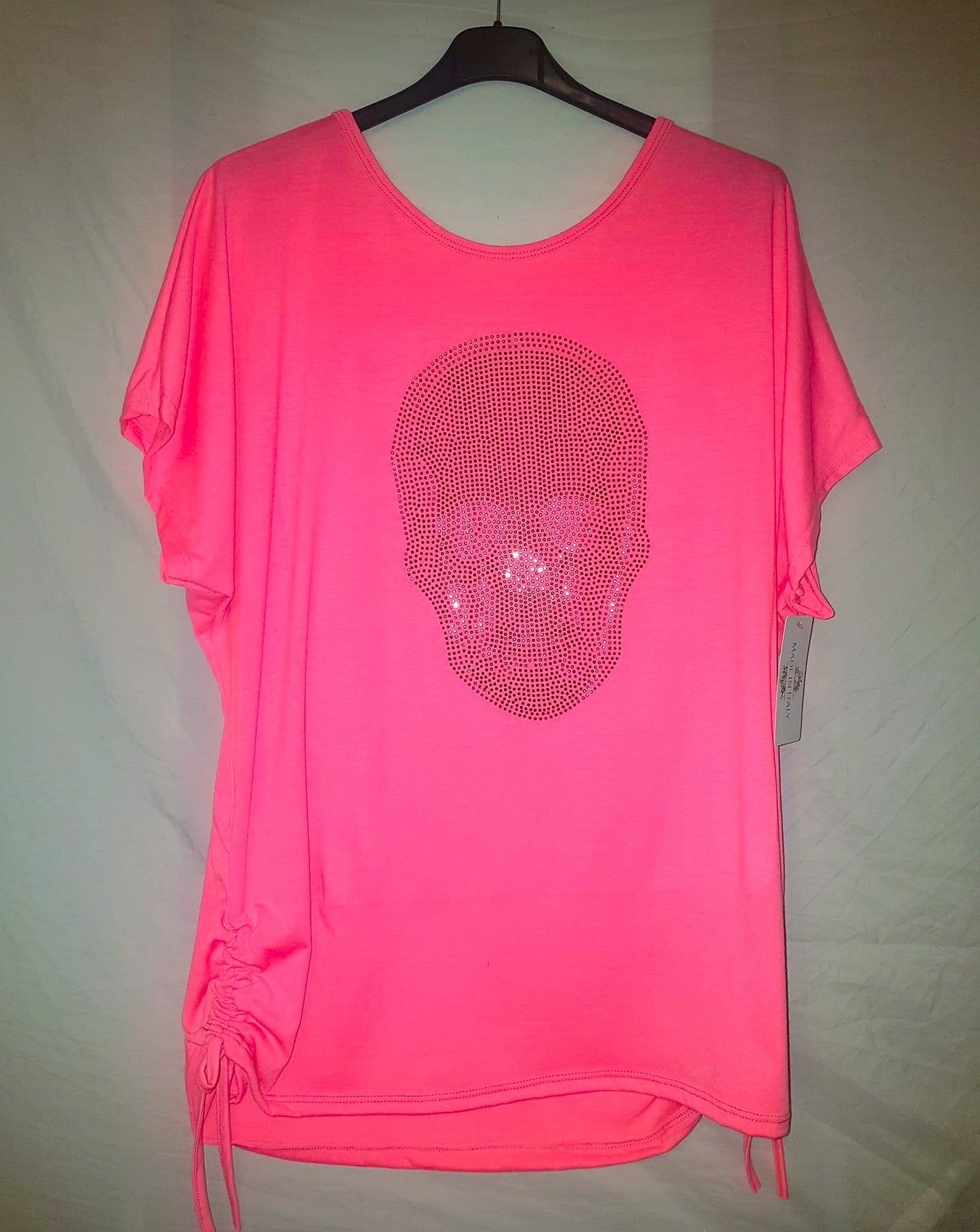 T-Shirt mit Totenkopfmuster aus Strasssteinen, seitlichen Raffungen und Kordeln