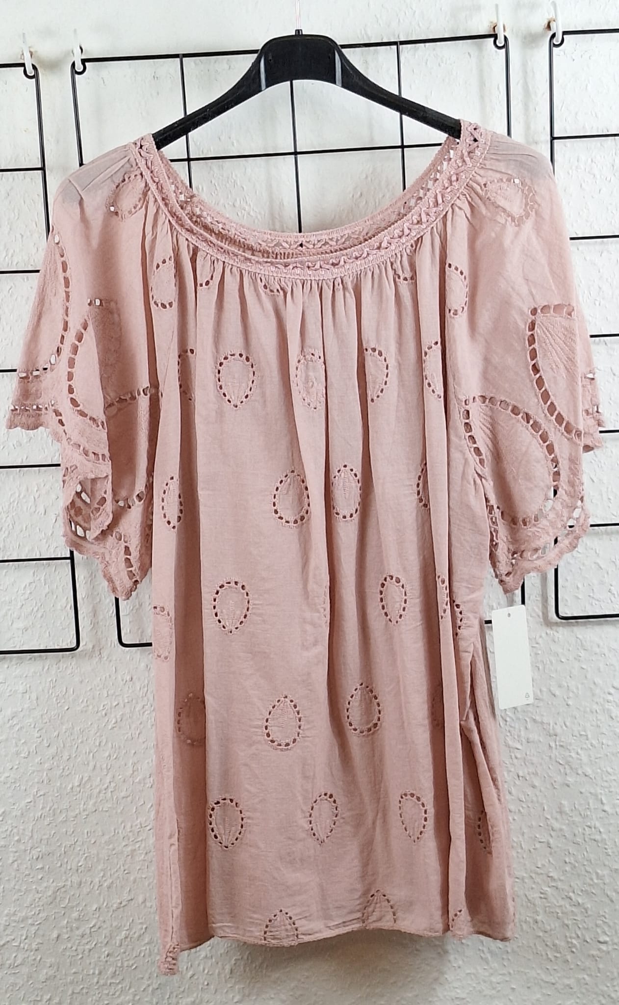 Elegantes Damen-T-Shirt in Altrosa mit filigranem Lochmuster und besonderen Ärmeln, gefertigt aus 100 % Viskose, komfortabel und stilvoll – passend für Größen 38/40 bis 48/50