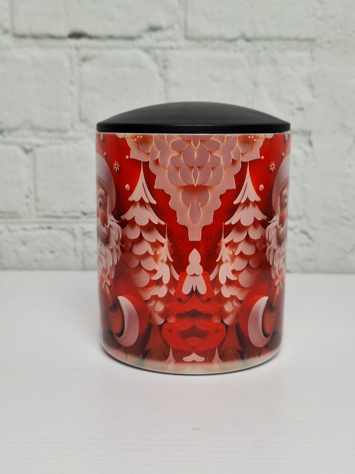 Edelstahltasse „Weihnachtsmann“ mit Deckel und rotem Karabinerhenkel