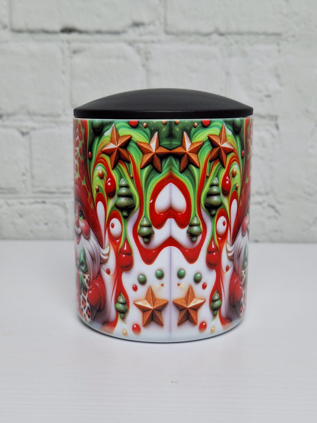 Edelstahltasse „Wichtel“ mit Deckel und rotem Karabinerhenkel