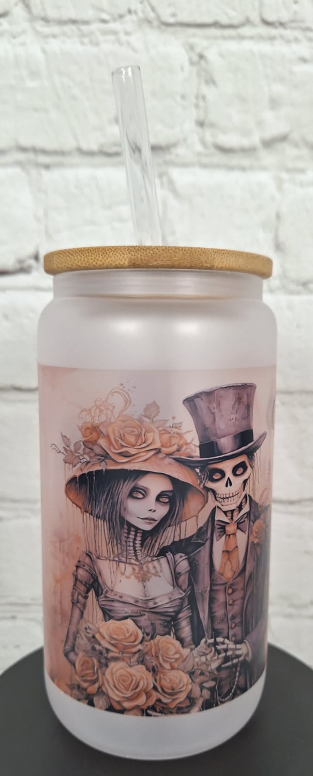 Steampunk Glas mit Skelett & Rosen – 550 ml satiniertes Trinkglas mit Bambusdeckel & Glastrinkhalm | Gothic Style | Sublimiert & Wiederverwendbar