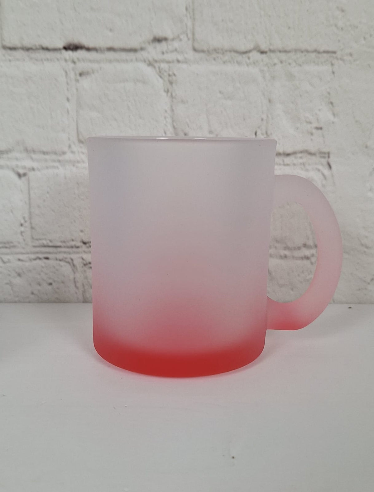 Satinierte Glastasse mit Farbverlauf in Rot – Wunschmotiv nach Wahl – 300 ml