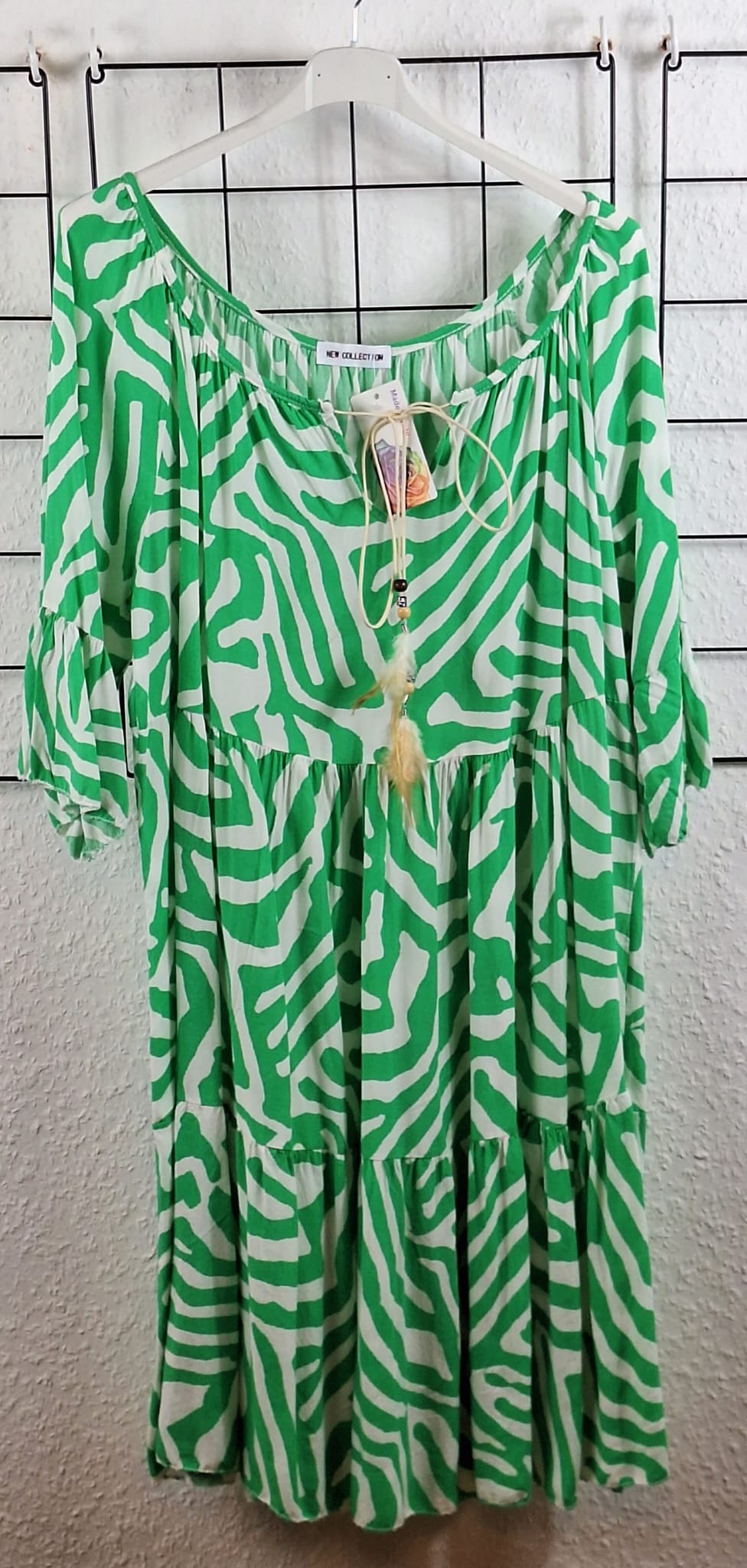 Elegantes Sommerkleid mit Federn in Grün – fließender Viskose-Stoff, femininer Schnitt für einen frischen Look, ideal für Sommerfeste und entspannte Tage
