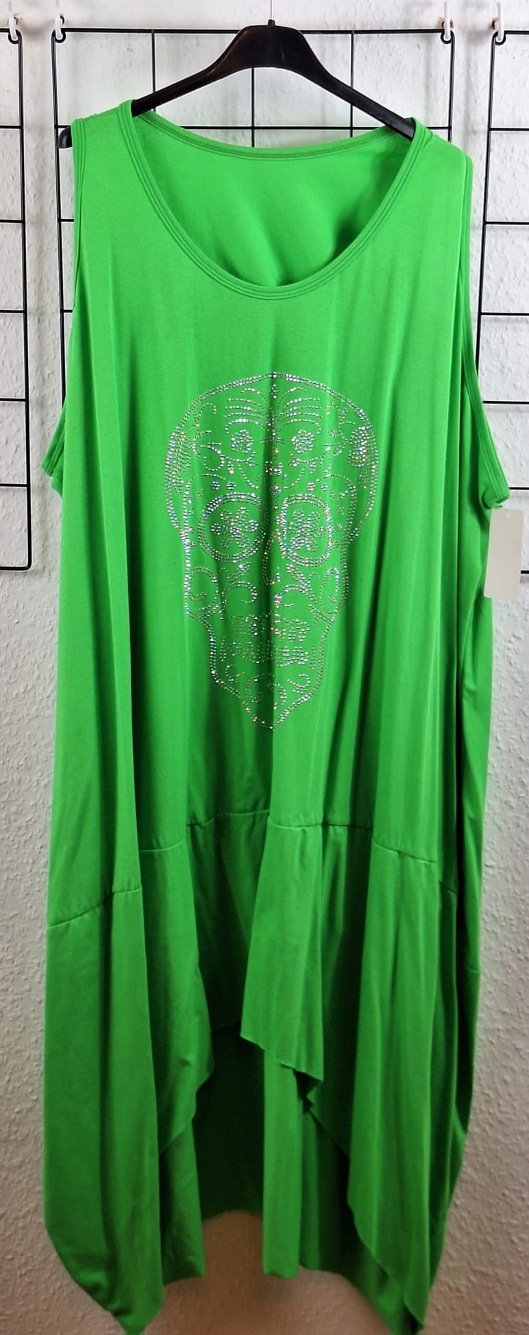 Trägerkleid in Apfelgrün mit Strass-Totenkopf – bequemer Sommerlook mit Wow-Effekt, luftiges Kleid aus Viskose mit glitzerndem Skull-Design für Damen