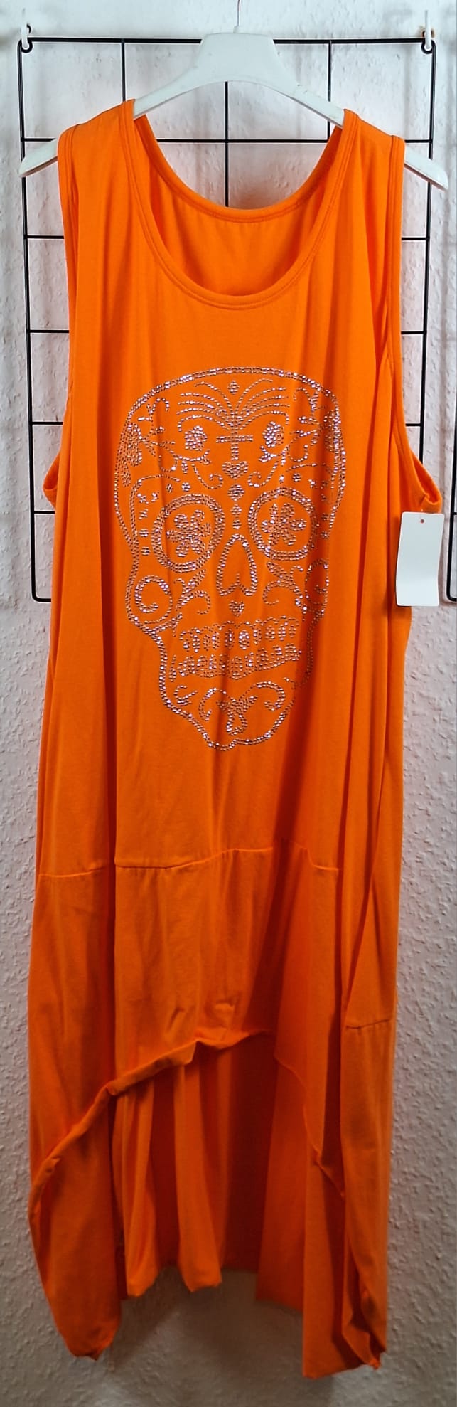 Trägerkleid in Orange mit Strass-Totenkopf – luftiges Sommerkleid für Damen aus 100% Viskose, lockerer Schnitt, auffälliges Glitzer-Motiv, ideal für warme Tage