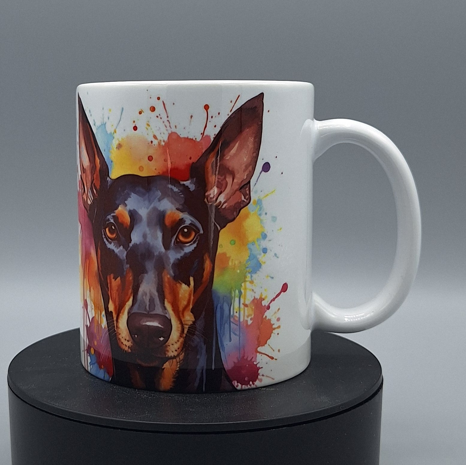 Beidseitig bedruckte Hundetasse – farbenfroher Dobermann auf weißer Tasse