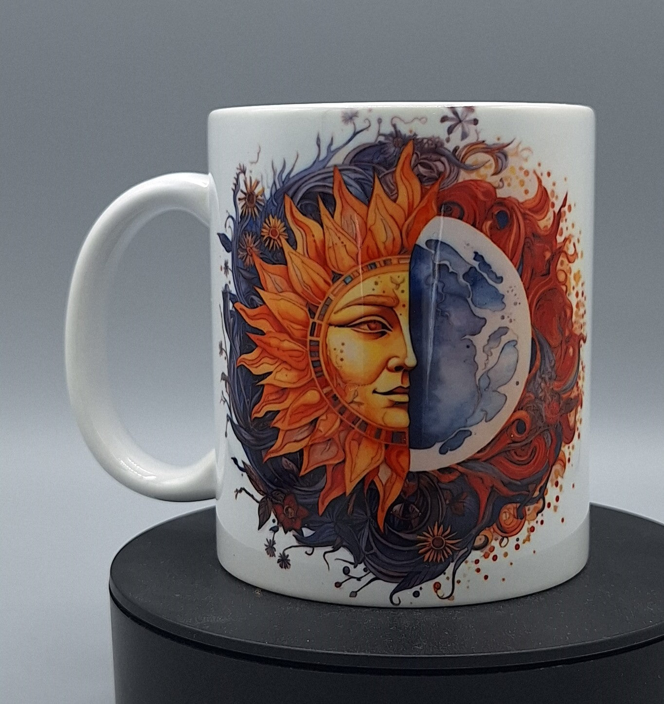 Spirituelle Tasse beidseitig bedruckt – Sonne-Mond-Design in kräftigen Farben