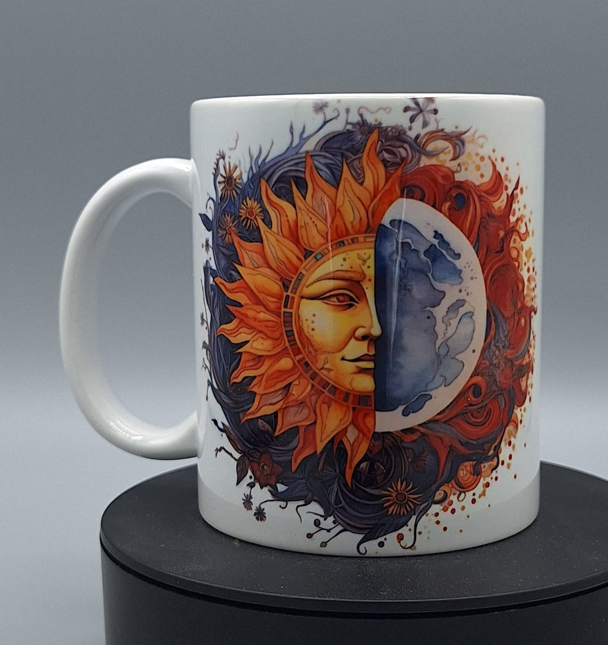 Spirituelle Tasse beidseitig bedruckt – Sonne-Mond-Design in kräftigen Farben