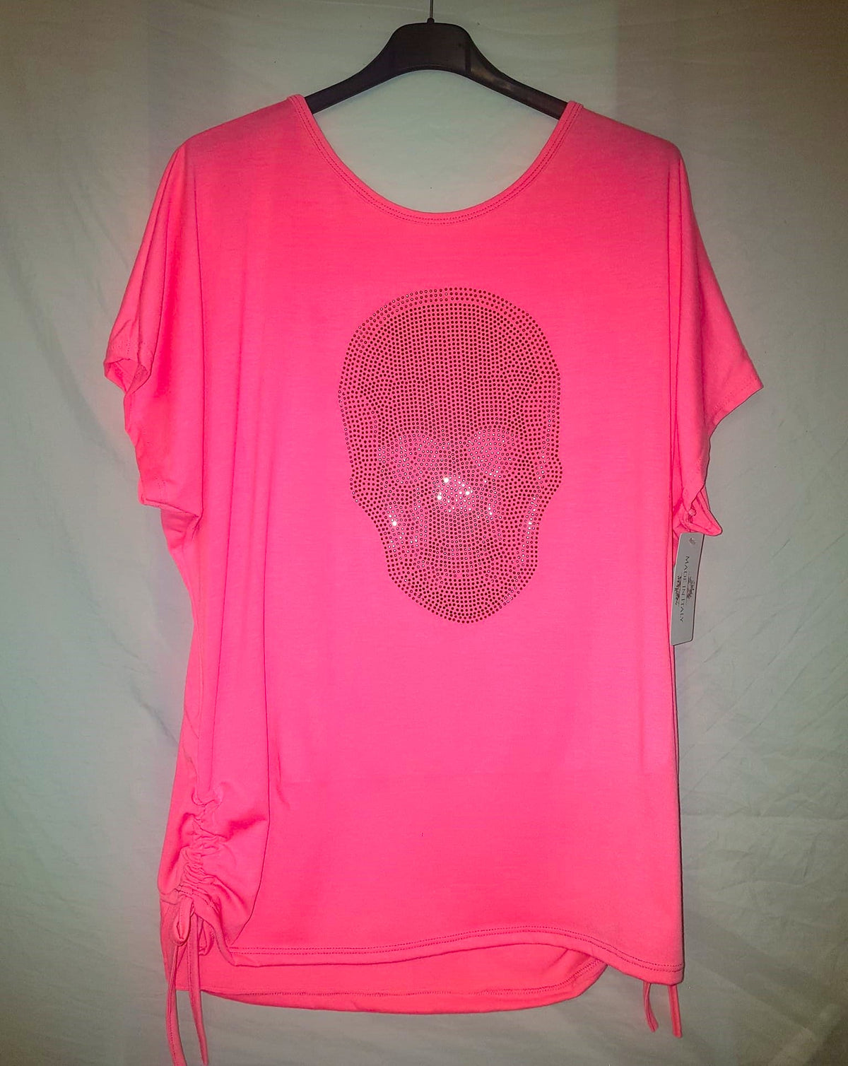T-Shirt mit Totenkopfmuster aus Strasssteinen, seitlichen Raffungen und Kordeln