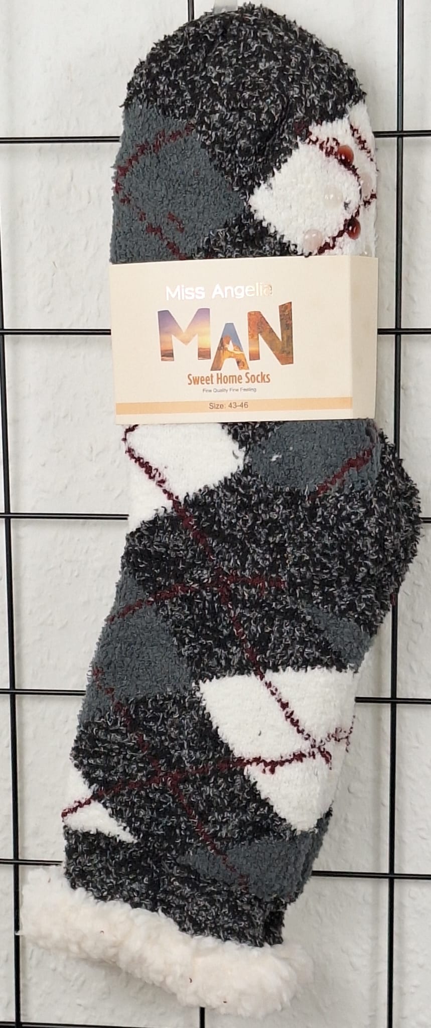 Graue Kuschelsocken mit roten Details und weißem Muster – weich und winterlich