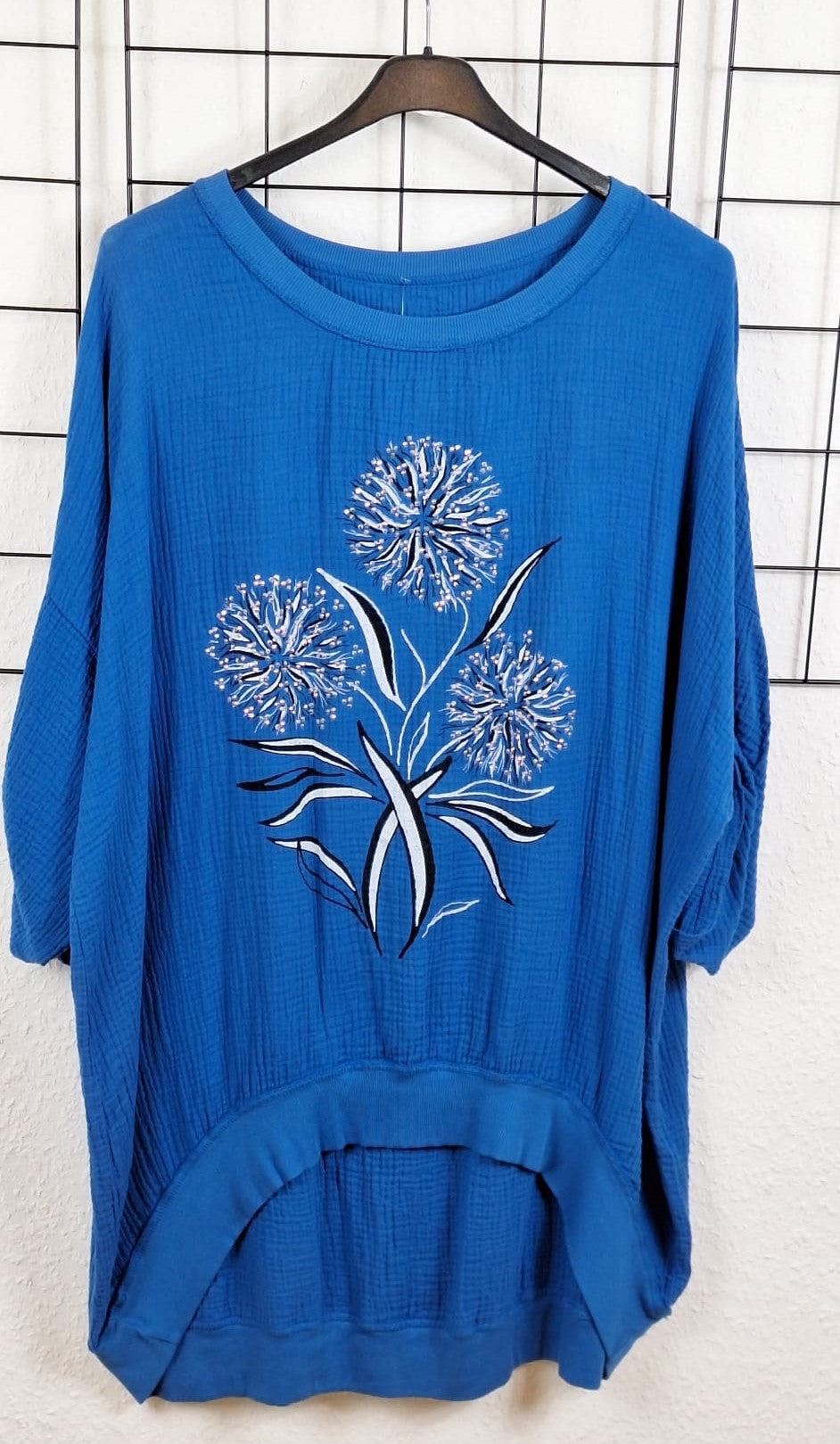 Langes Damen-Shirt in Jeansblau aus 100 % Baumwolle, hinten länger geschnitten, bequem tragbar bis Größe 52/54 – figurschmeichelnd und atmungsaktiv