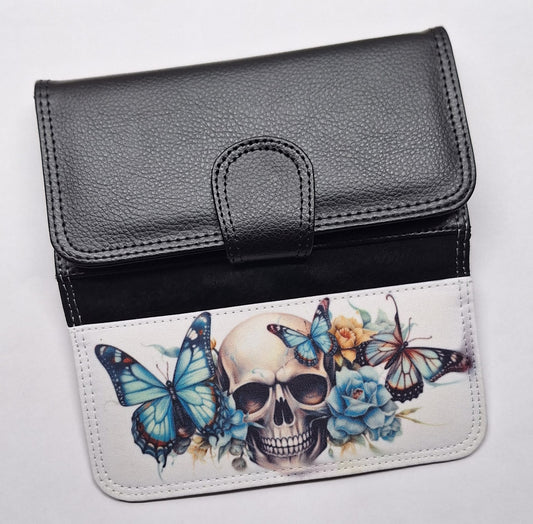 Geldbörse aus Kunstleder bedruckt – Totenkopf & Schmetterlinge – großes Kartenfach