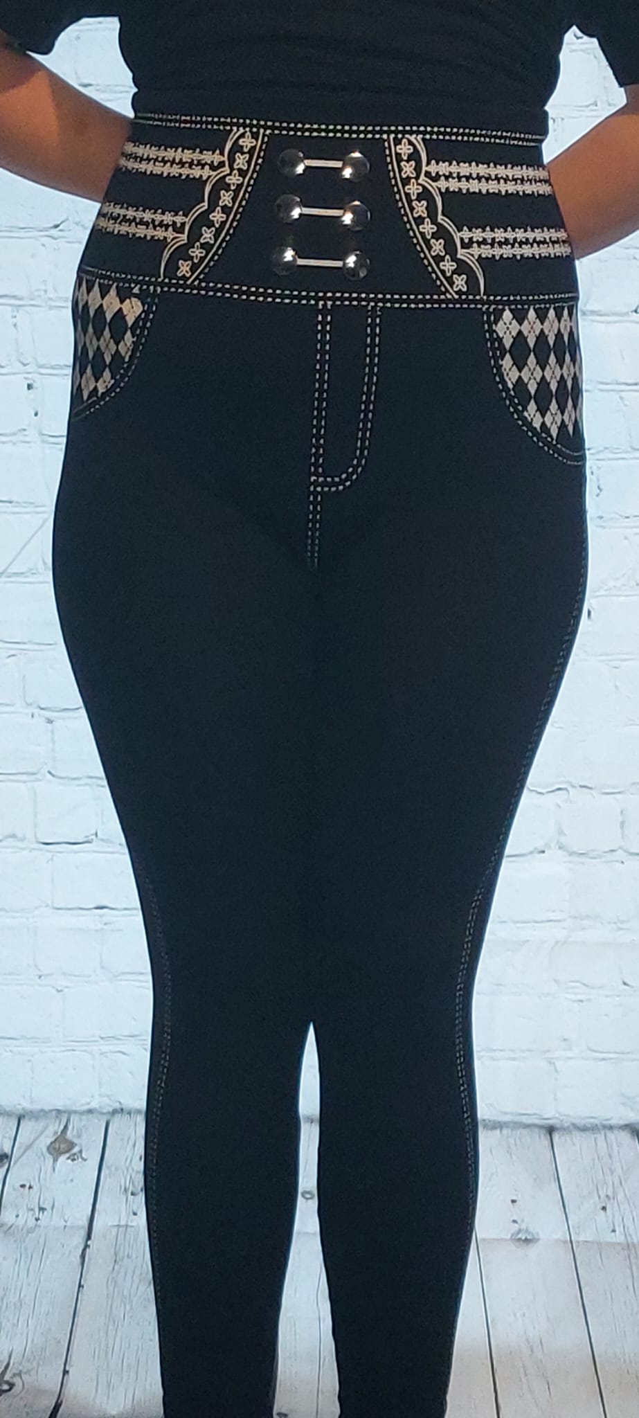 Leggings mit aufgedruckten Gürtel und aufgedruckten Taschen