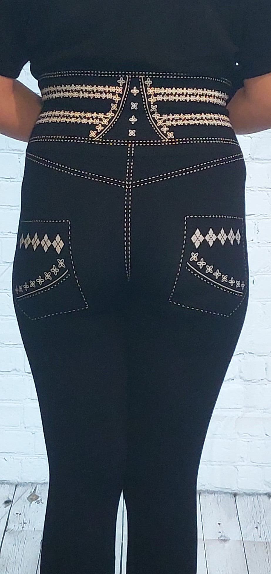 Leggings mit aufgedruckten Gürtel und aufgedruckten Taschen
