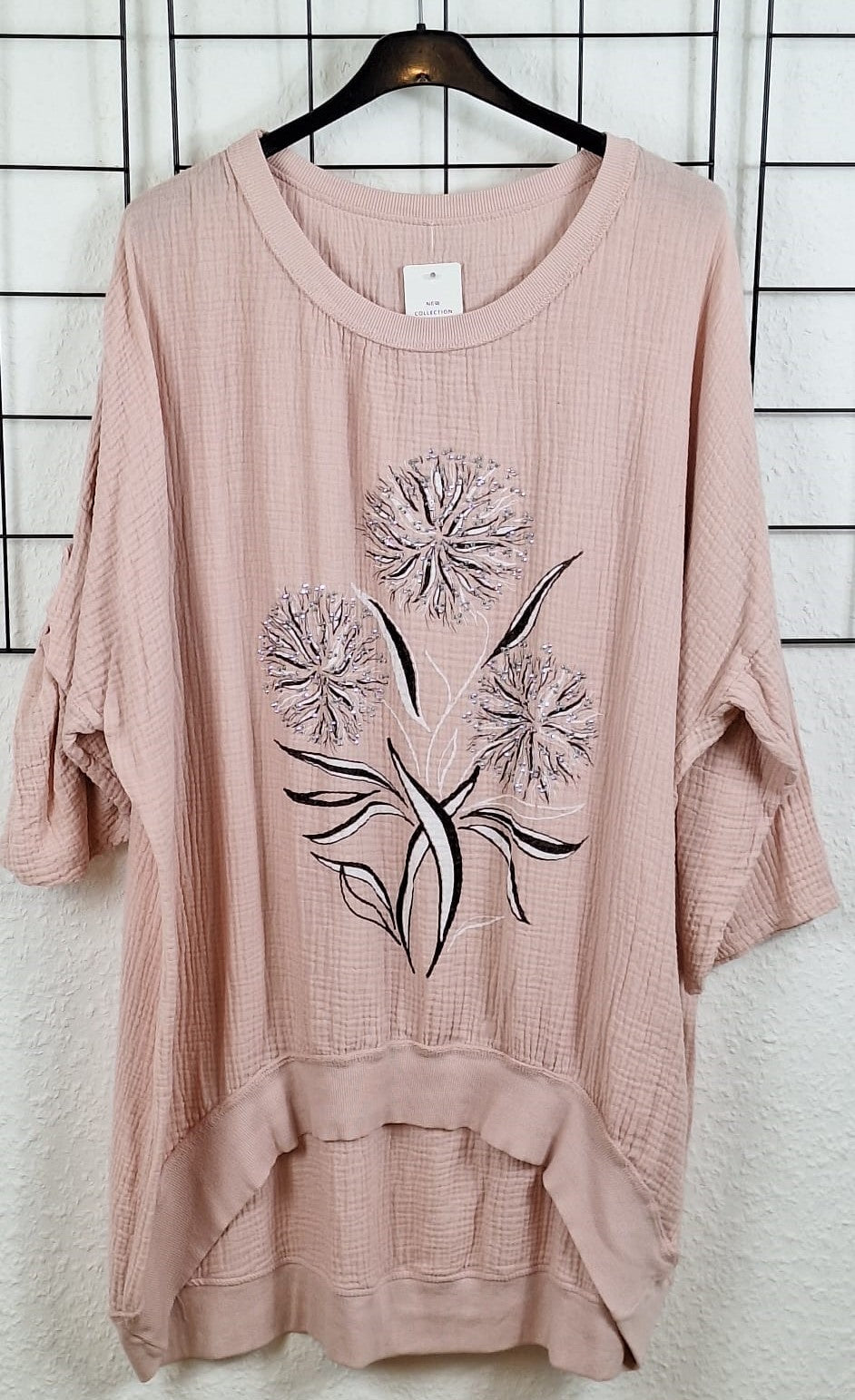 Damen-Shirt in zartem Altrosa aus 100 % Baumwolle, mit längerem Rückenteil, schmeichelhaft für große Größen bis 52/54 – ideal für den Alltag
