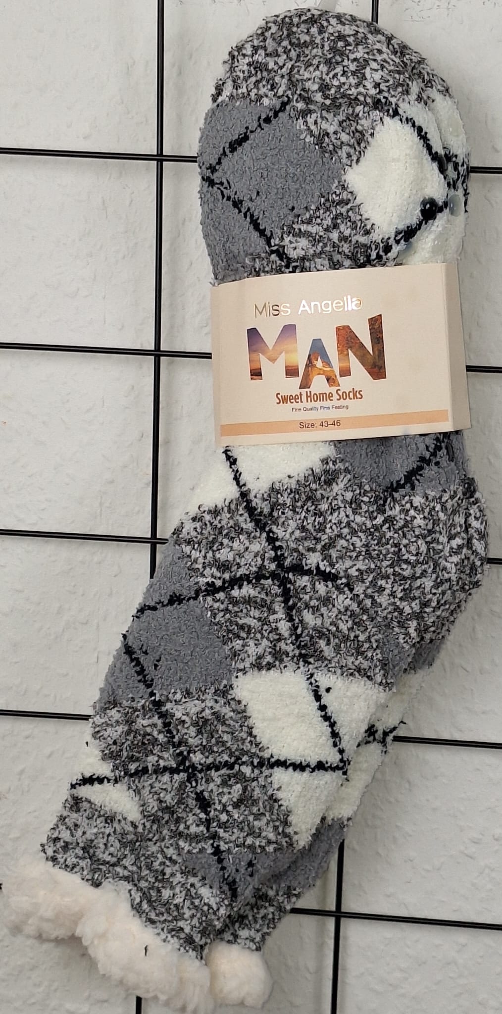Graue Kuschelsocken für Herren mit weißem Rautenmuster – warm und weich für Zuhause