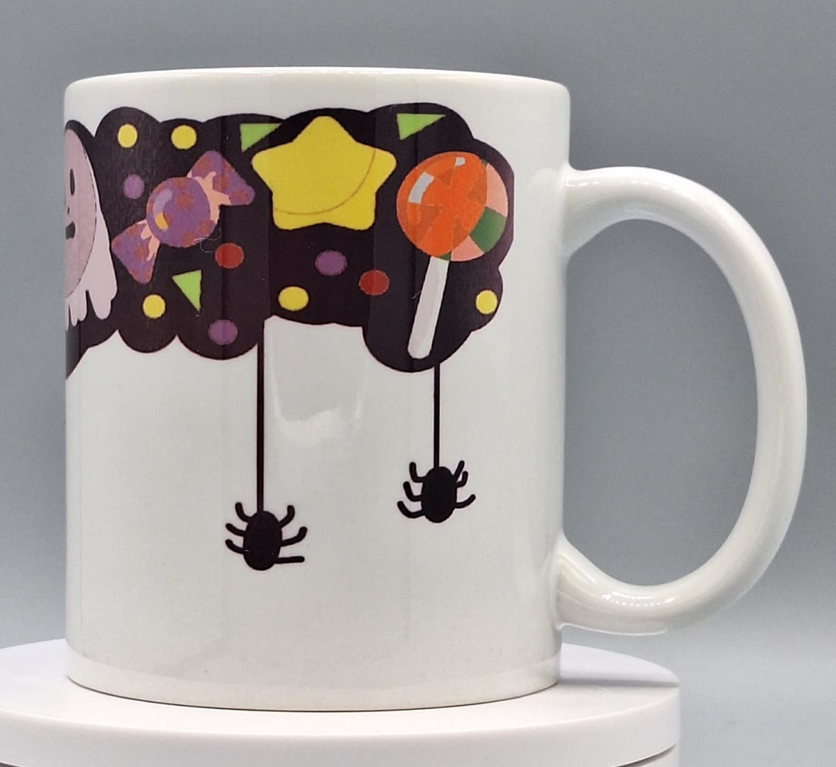 Halloween Candy Tasse – Vorderseite mit Spinnen und Süßigkeiten