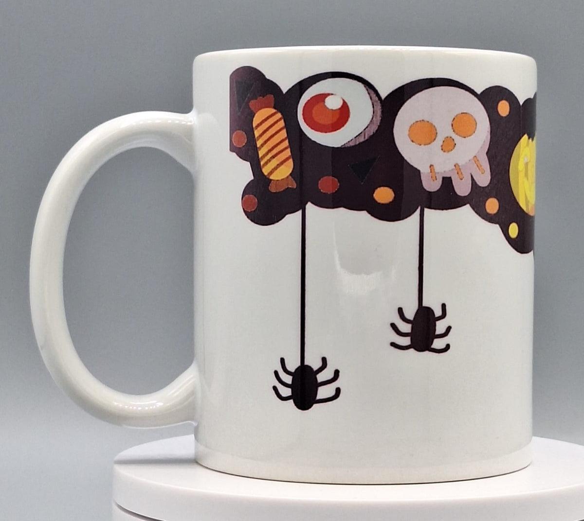 Halloween Candy Tasse – Schädel und Süßigkeiten Motiv