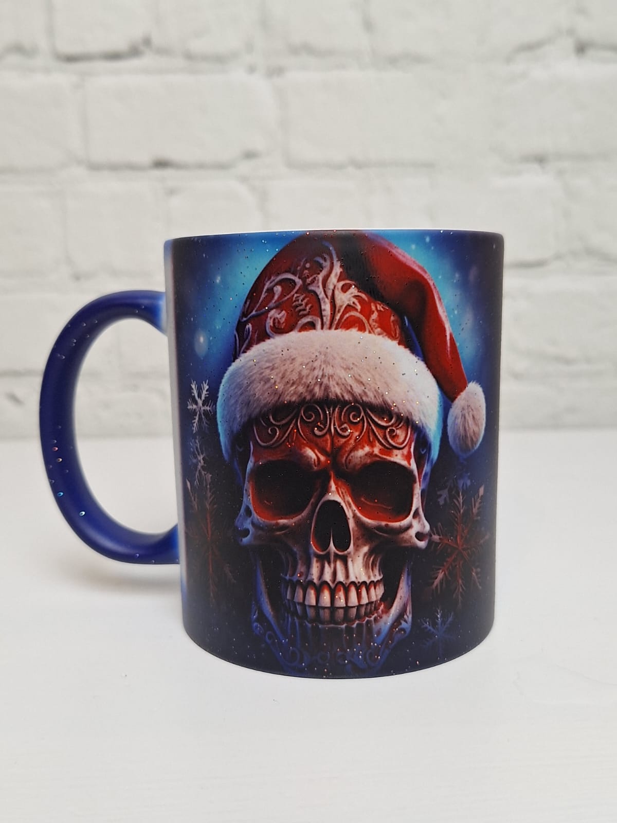 ✨ Glitzer Farbwechseltasse Skull Christmas – Blaue Geschenkidee mit coolem Totenkopf-Motiv 🎅💀