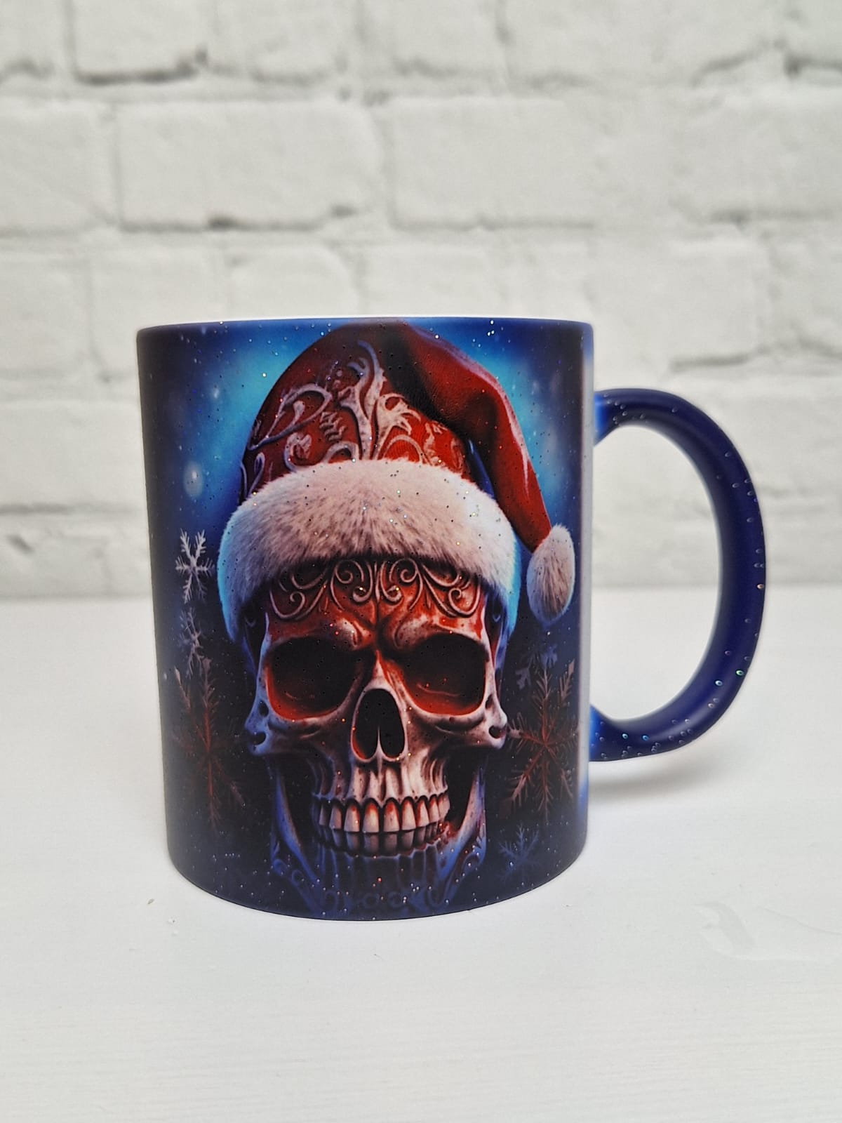 ✨ Glitzer Farbwechseltasse Skull Christmas – Blaue Geschenkidee mit coolem Totenkopf-Motiv 🎅💀