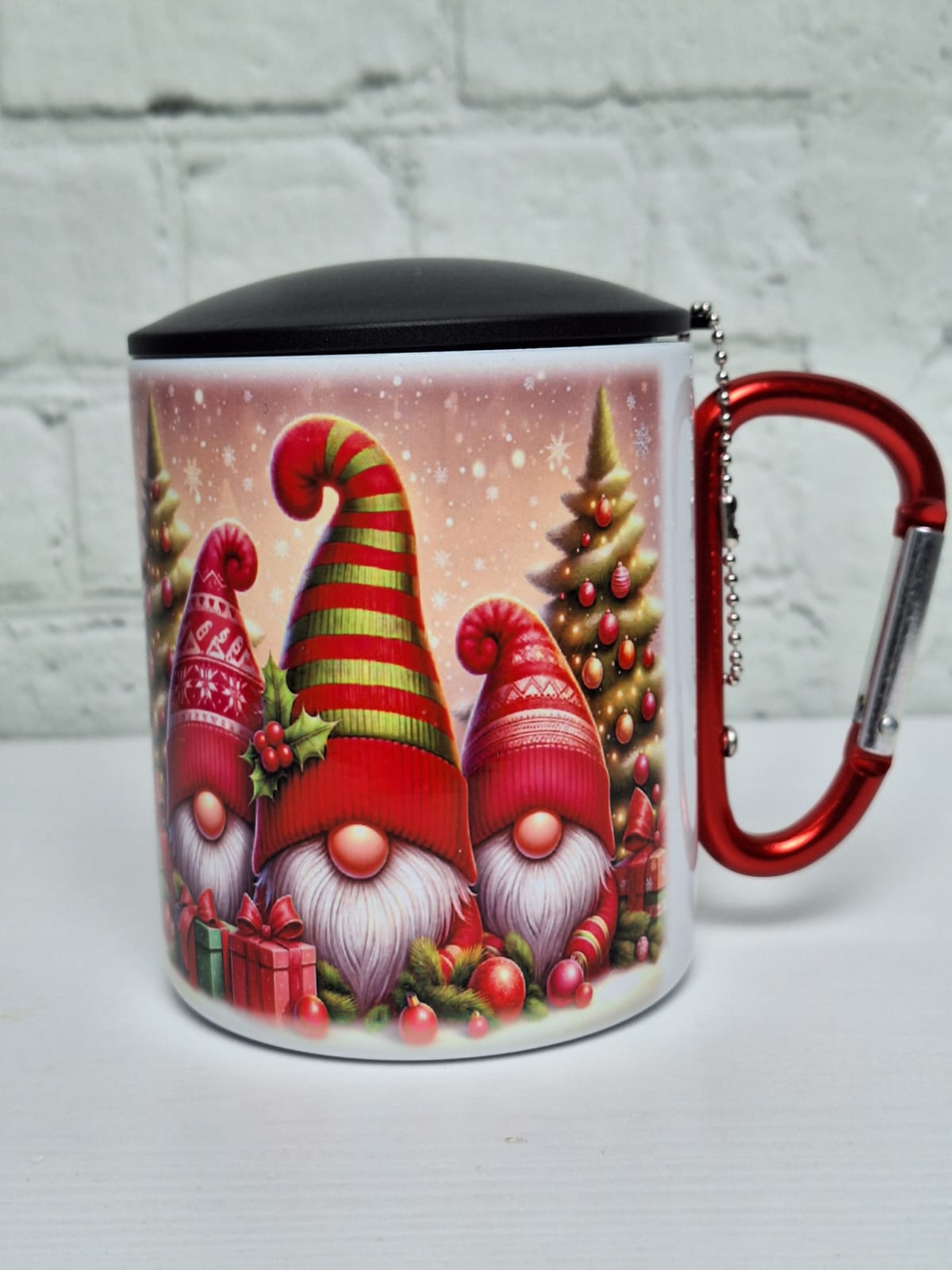 Edelstahltasse „Wichtelfreunde“ mit Deckel und rotem Karabinerhenkel