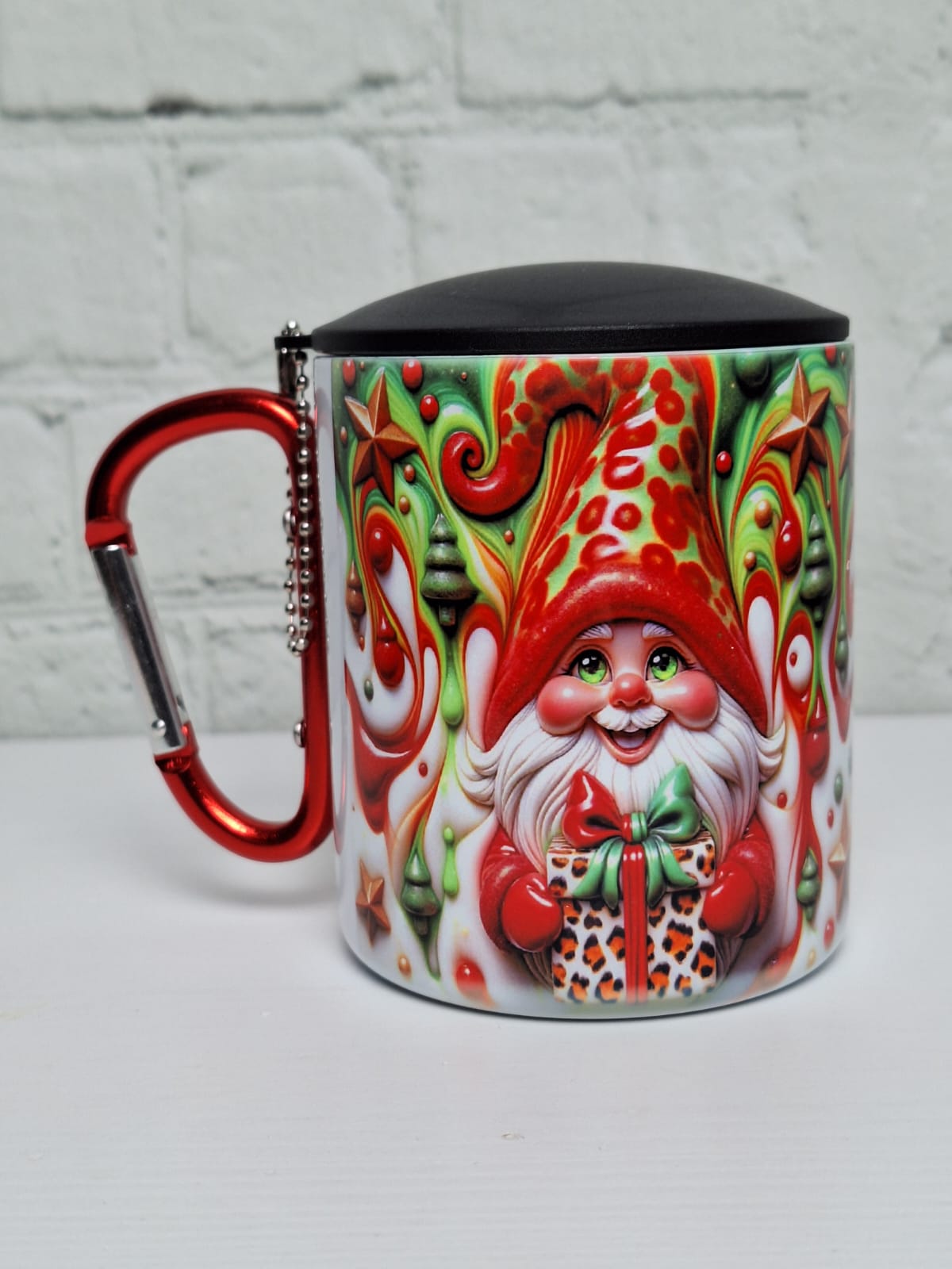 Edelstahltasse „Wichtel“ mit Deckel und rotem Karabinerhenkel