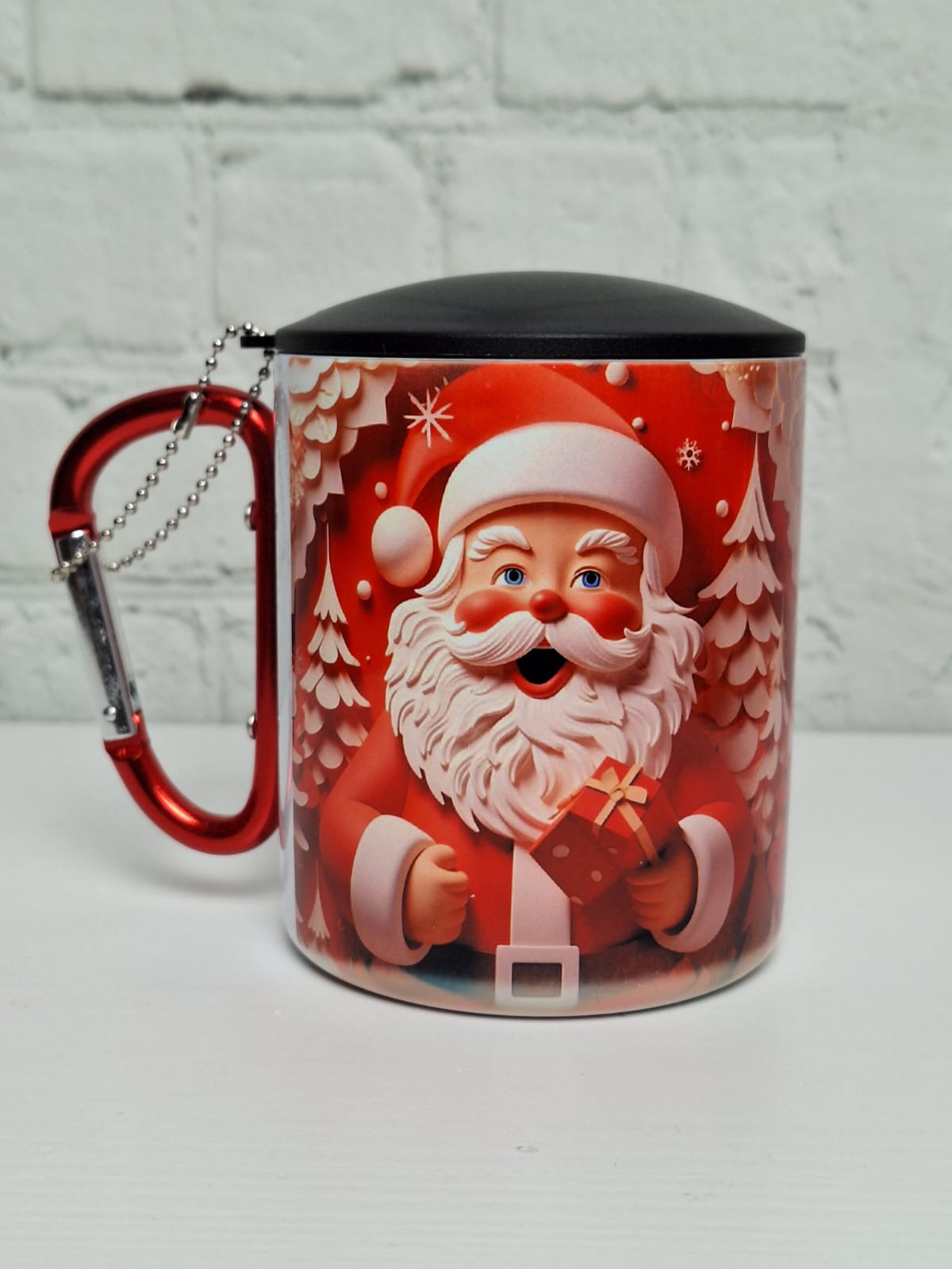 Edelstahltasse „Weihnachtsmann“ mit Deckel und rotem Karabinerhenkel