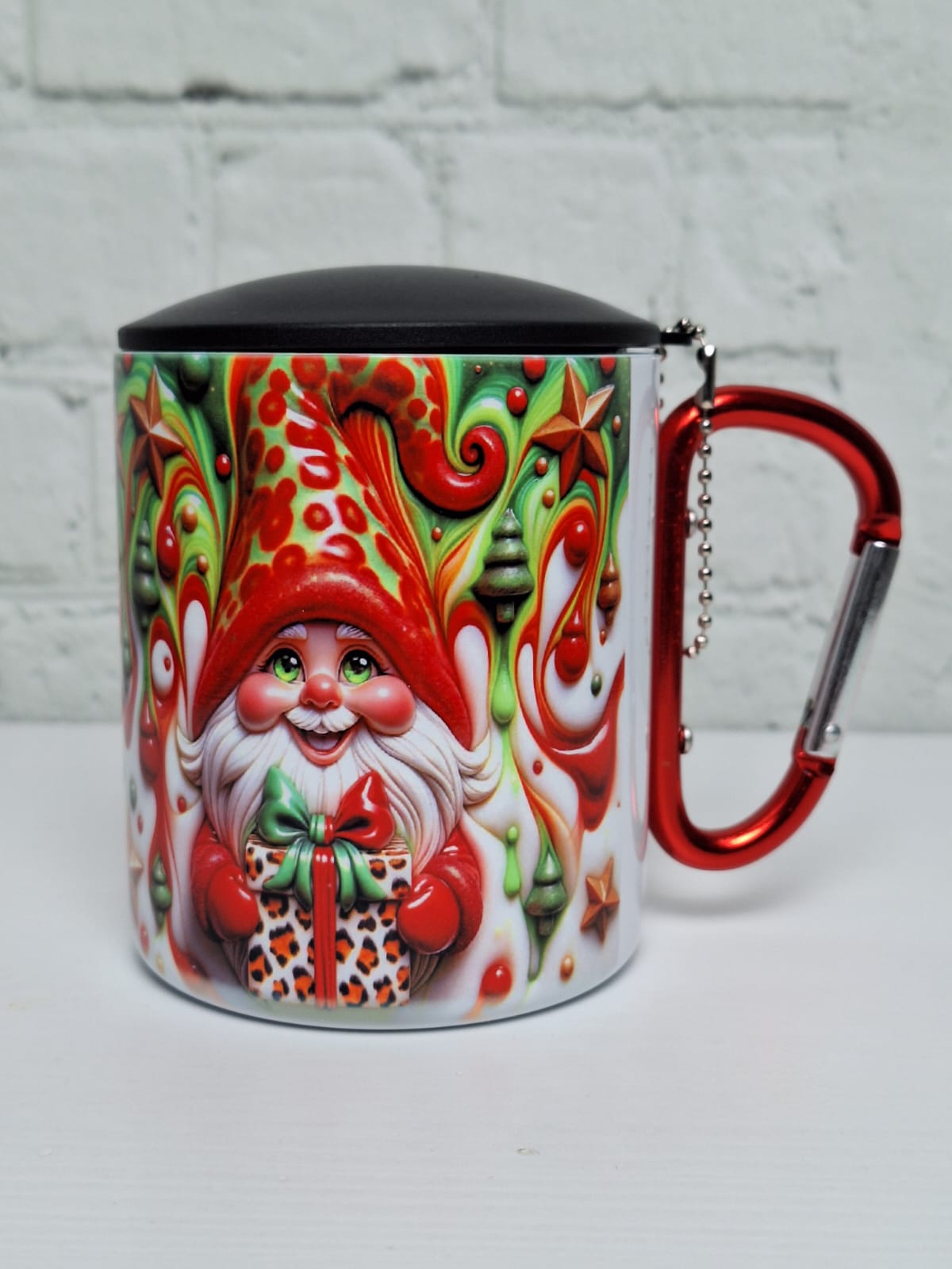 Edelstahltasse „Wichtel“ mit Deckel und rotem Karabinerhenkel