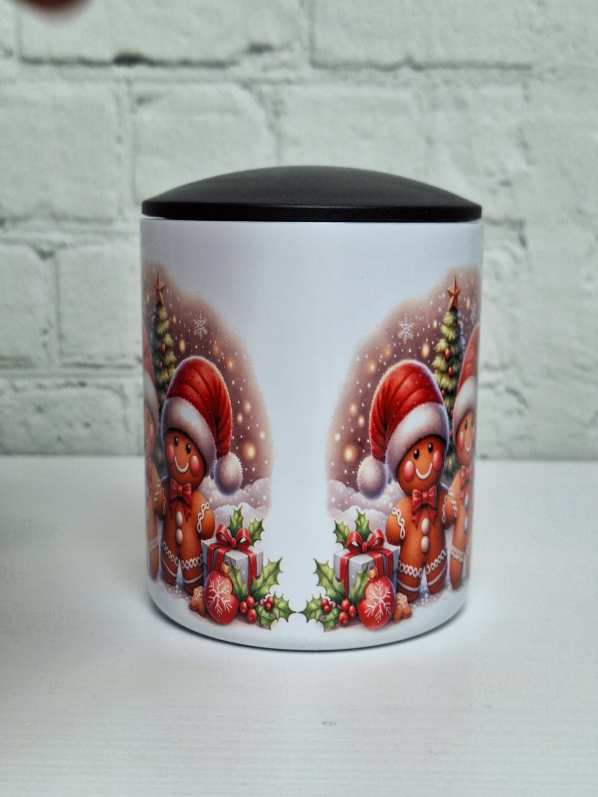 Edelstahltasse „Lebkuchenmann“ mit Deckel und rotem Karabinerhenkel