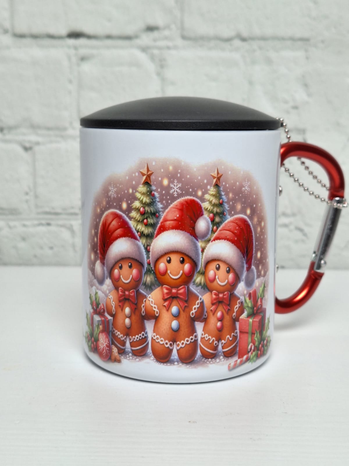 Edelstahltasse „Lebkuchenmann“ mit Deckel und rotem Karabinerhenkel