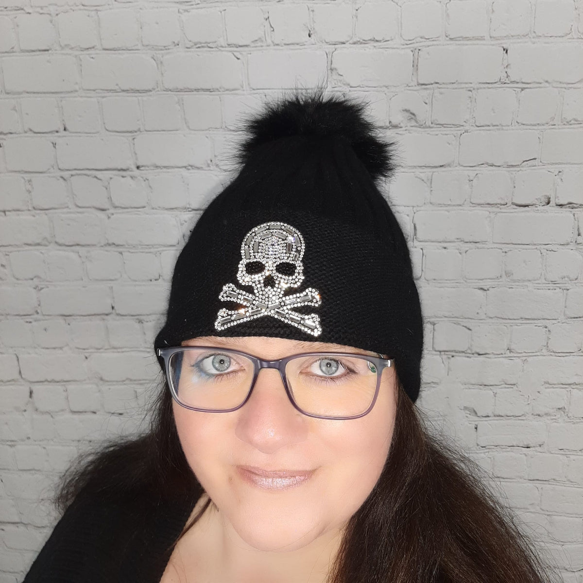 🖤 Strickmütze mit Totenkopf & Glitzersteinen – abnehmbarer Bommel – warm & stylisch