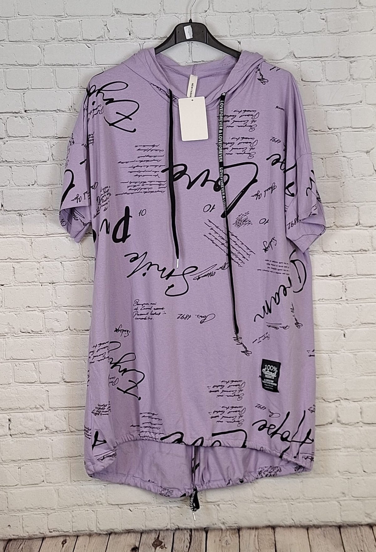 Flieder:
„Hoodie T-Shirt Flieder – Damen große Größen mit Statement-Schrift – Kapuzenshirt Baumwolle – 46/48 bis 50/52“