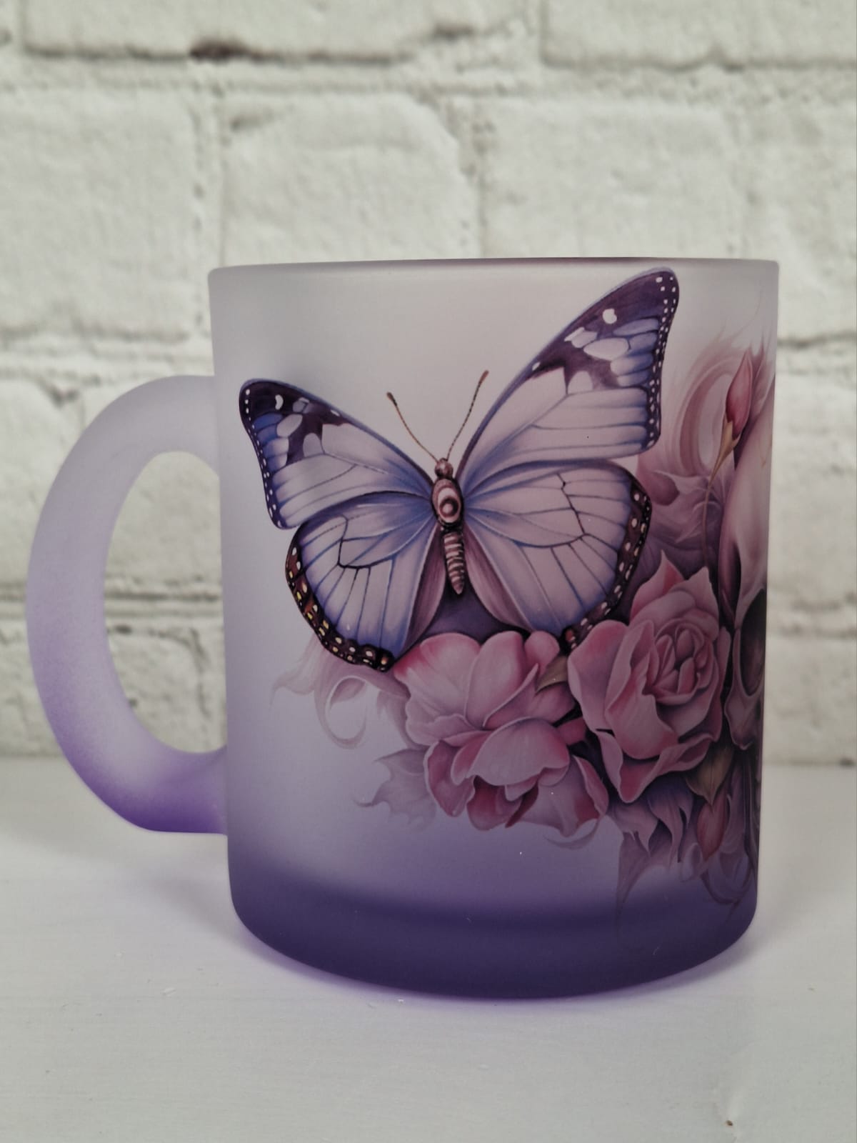 Glastasse mit Totenkopf, Rosen & Schmetterlingen – satinierte Tasse mit Farbverlauf – 300 ml – Gothic Floral Design