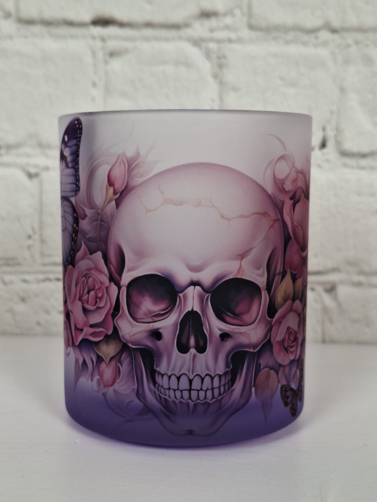 Glastasse mit Totenkopf, Rosen & Schmetterlingen – satinierte Tasse mit Farbverlauf – 300 ml – Gothic Floral Design