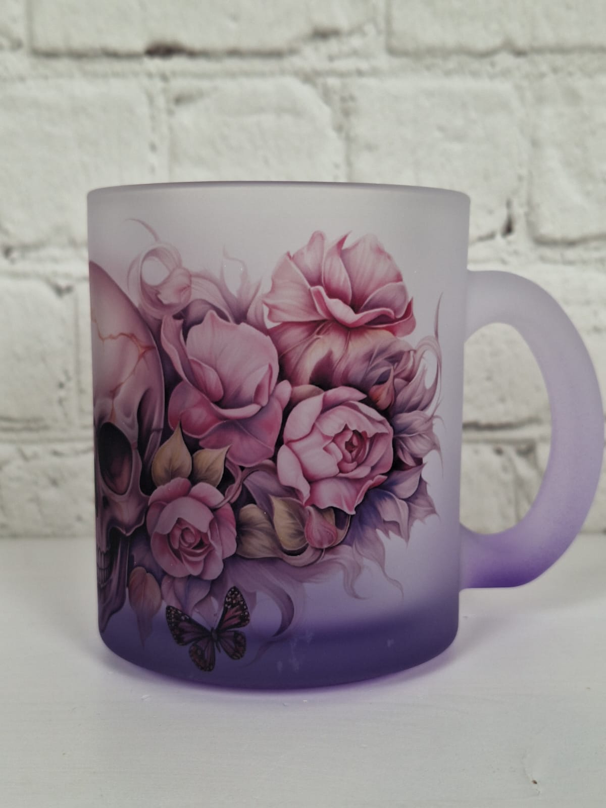 Glastasse mit Totenkopf, Rosen & Schmetterlingen – satinierte Tasse mit Farbverlauf – 300 ml – Gothic Floral Design