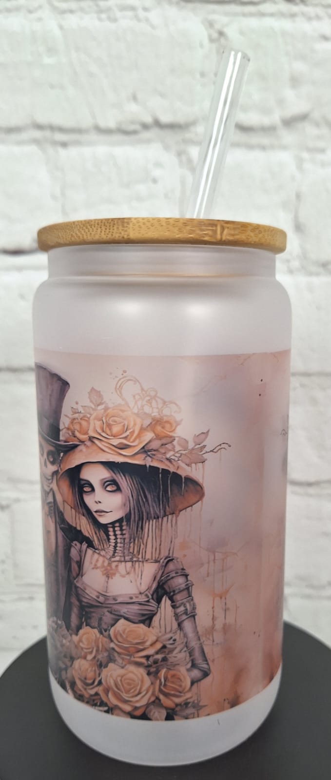 Steampunk Glas mit Skelett & Rosen – 550 ml satiniertes Trinkglas mit Bambusdeckel & Glastrinkhalm | Gothic Style | Sublimiert & Wiederverwendbar