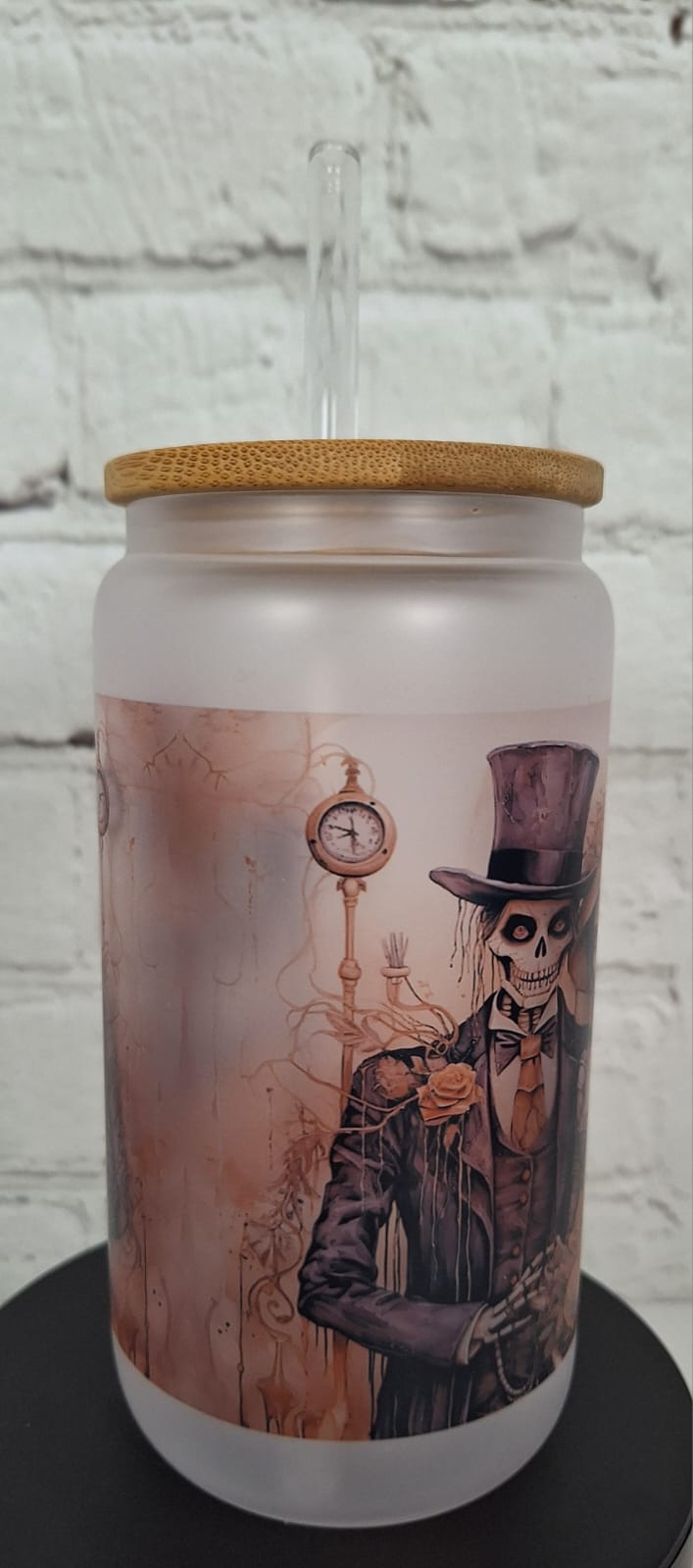 Steampunk Glas mit Skelett & Rosen – 550 ml satiniertes Trinkglas mit Bambusdeckel & Glastrinkhalm | Gothic Style | Sublimiert & Wiederverwendbar