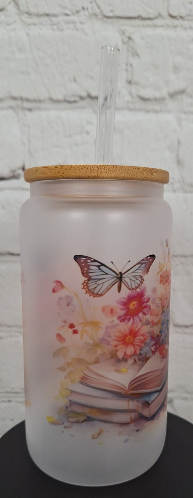 Glas mit Blumen & Büchern – Satiniertes Trinkglas 550 ml mit Bambusdeckel & Glastrinkhalm | Romantisches Design | Sublimiert & Wiederverwendbar