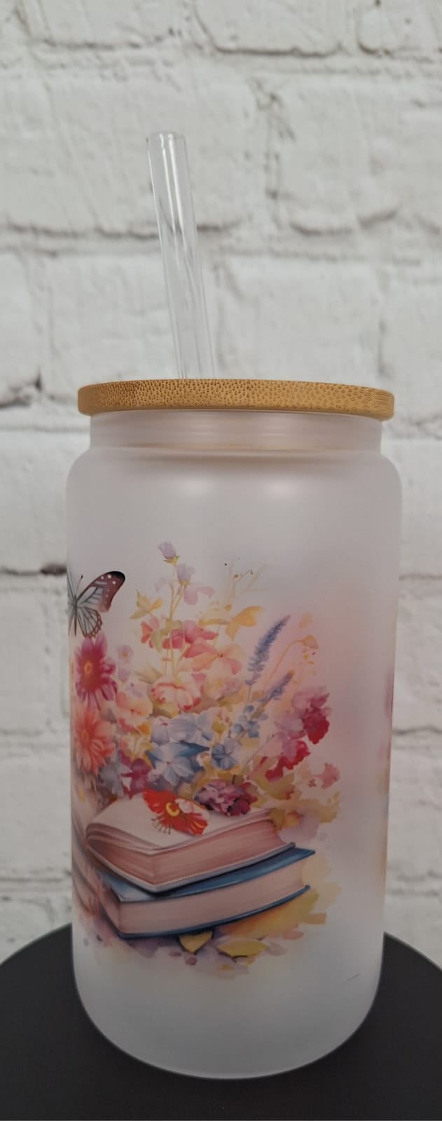 Glas mit Blumen & Büchern – Satiniertes Trinkglas 550 ml mit Bambusdeckel & Glastrinkhalm | Romantisches Design | Sublimiert & Wiederverwendbar