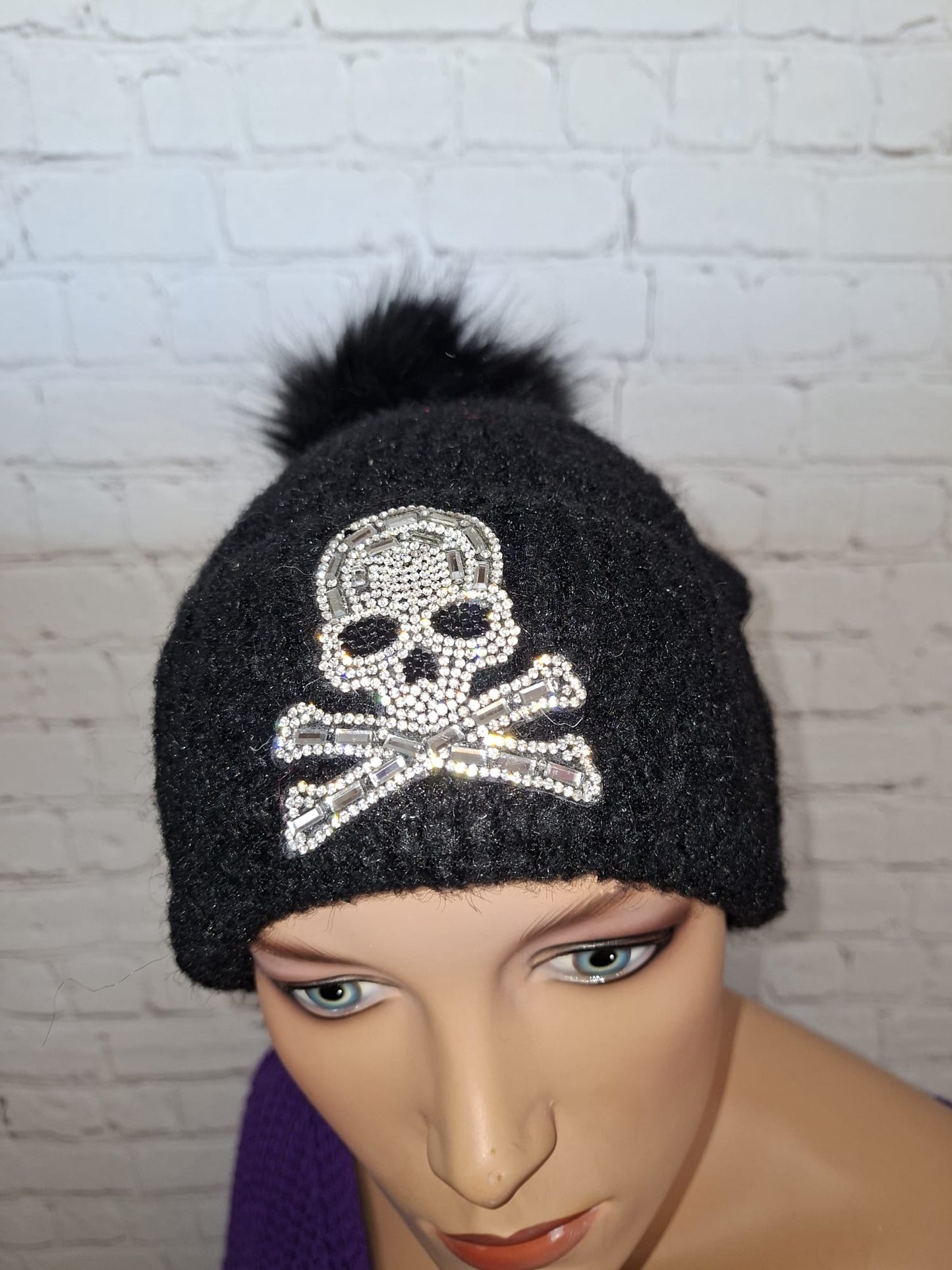 🖤 Strickmütze mit Totenkopf & Glitzersteinen – abnehmbarer Bommel – warm & stylisch