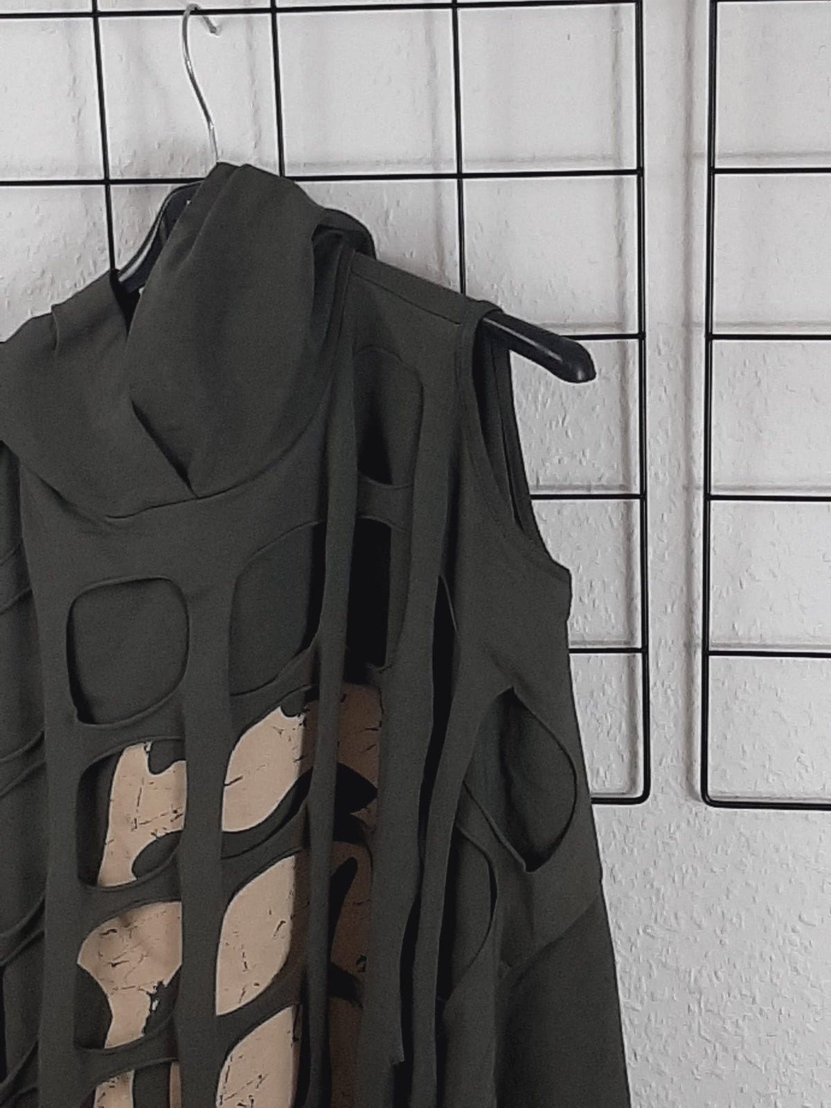 Lässiger Hoodie "Zunge hinter Gitter"