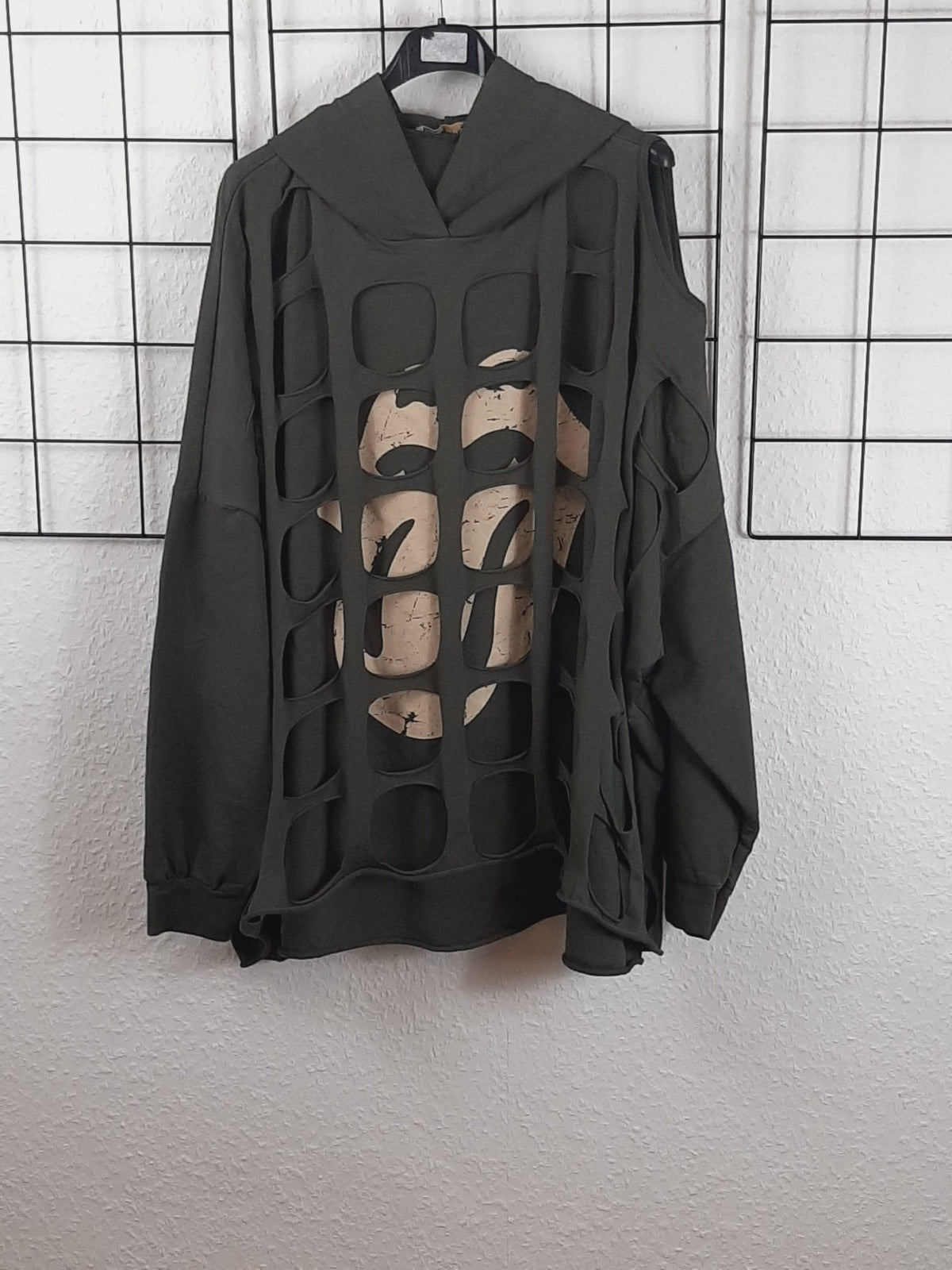 Lässiger Hoodie "Zunge hinter Gitter"