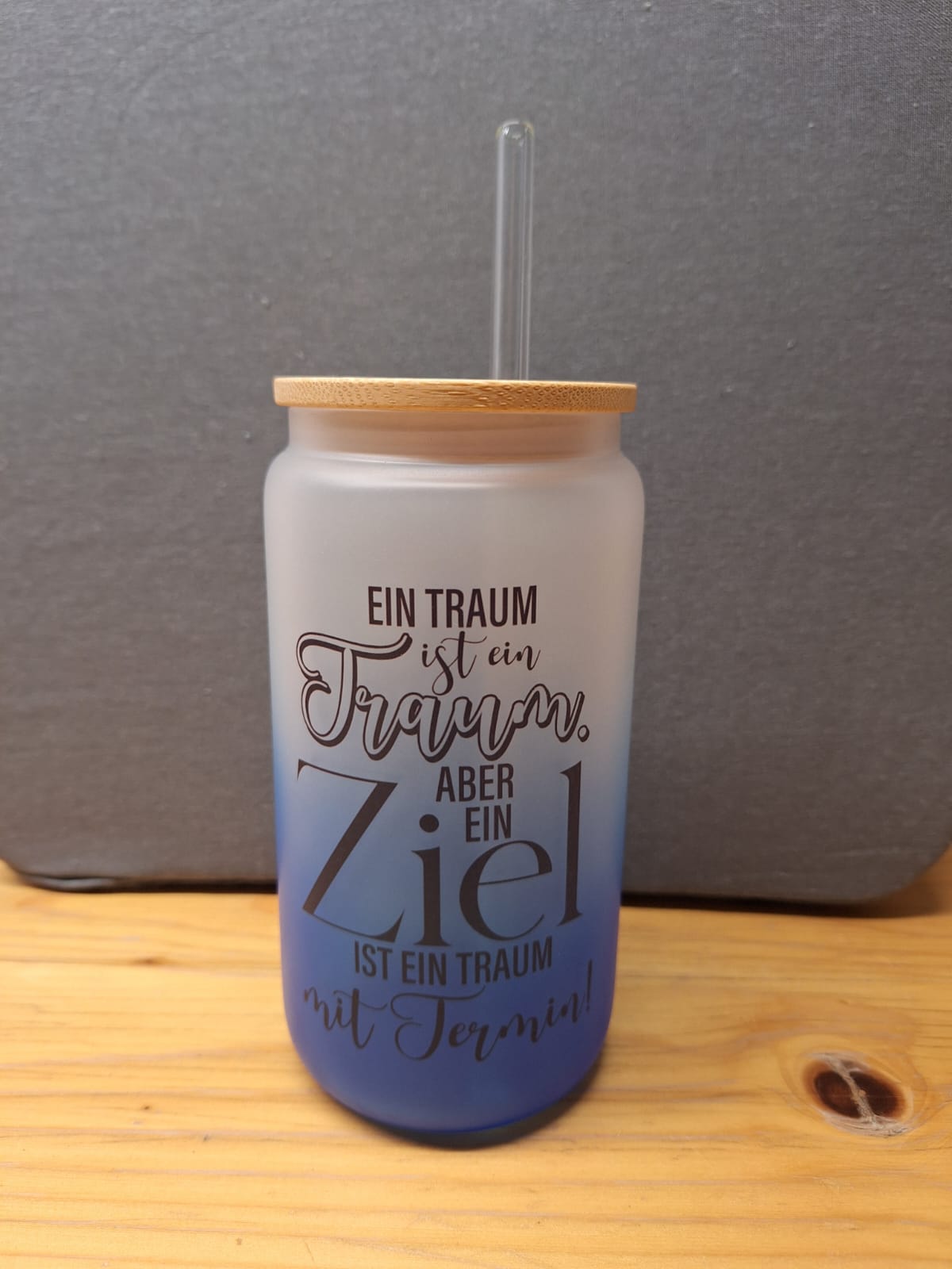 Stylischer satinierter Glasbecher mit nachhaltigem Bambusdeckel, perfekt für Smoothies und Säfte

