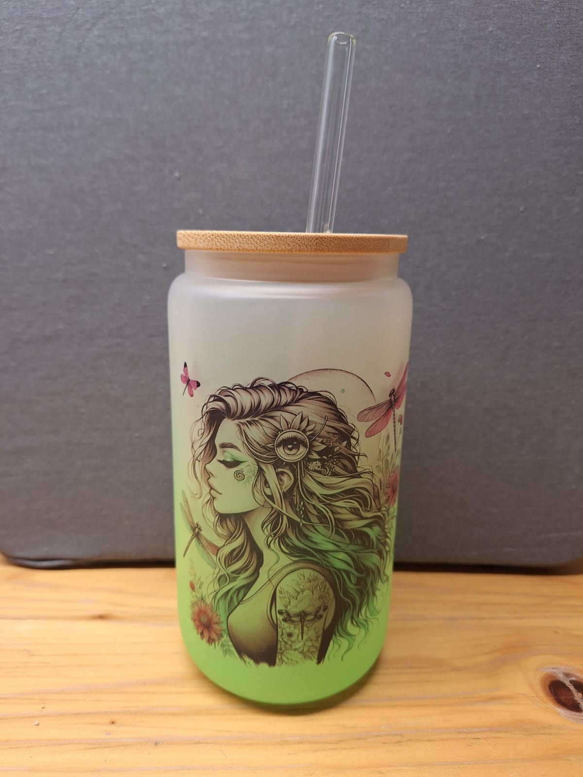 
Trinkglas mit Sublimationsdruck und Strohhalm