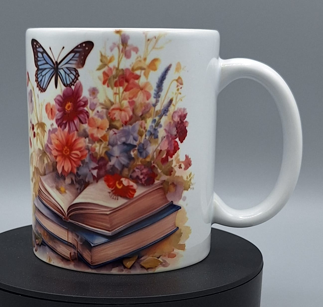 Weiße Keramiktasse mit Bücherliebe Motiv