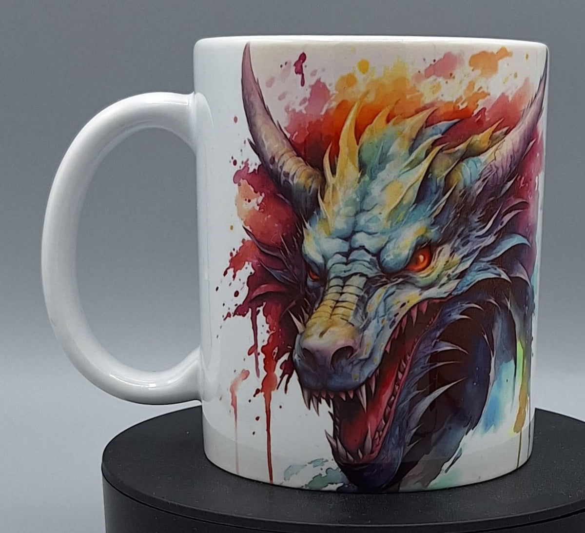Weiße Keramiktasse mit Drachen Illustration