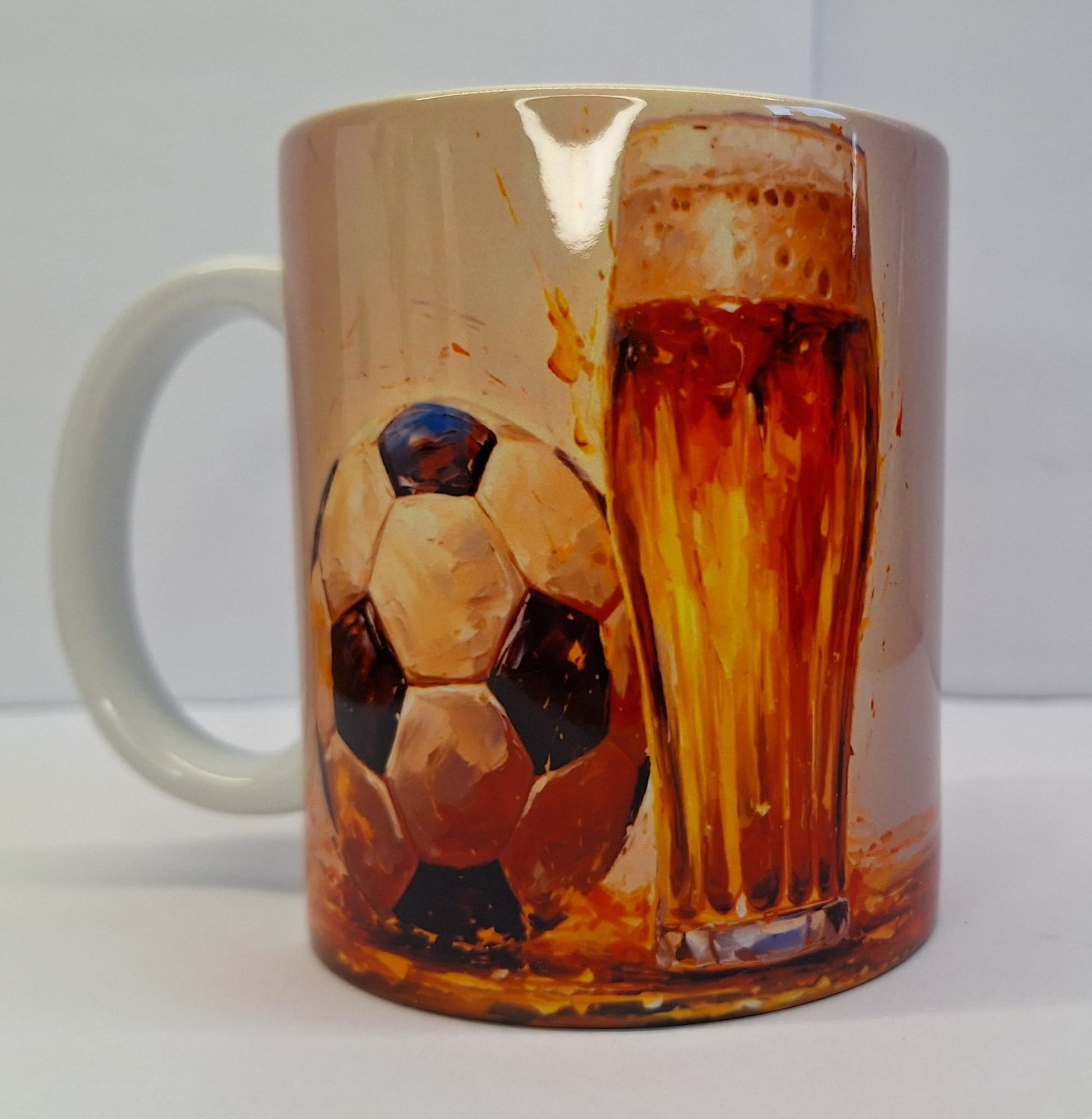 Weiße Keramiktasse mit Fußball und Bier Motiv