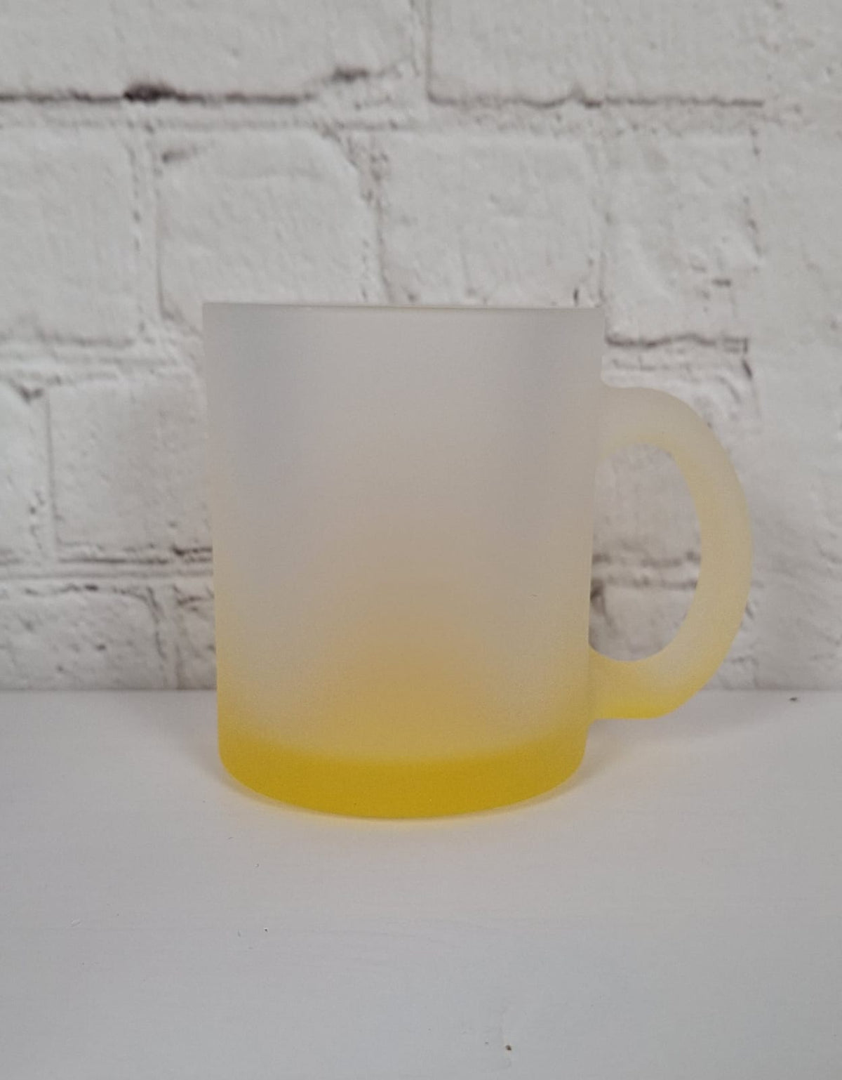 Satinierte Glastasse mit gelbem Farbverlauf – personalisierte Glastasse
