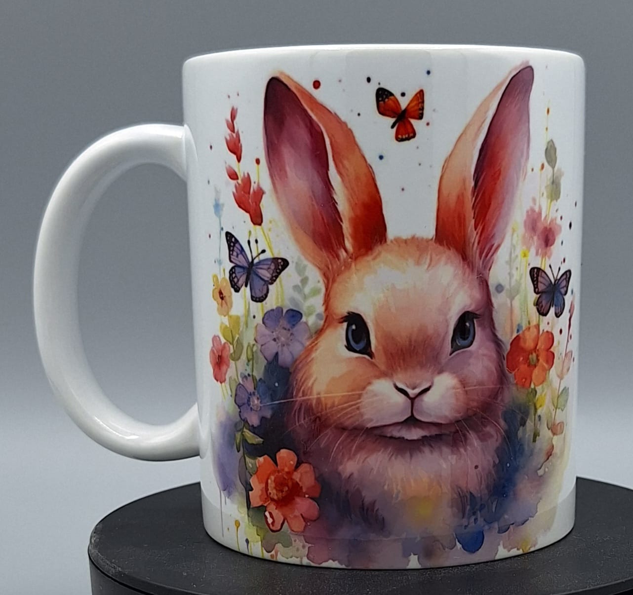 Oster Tasse mit Hase und Frühlingsblumen Detailansicht